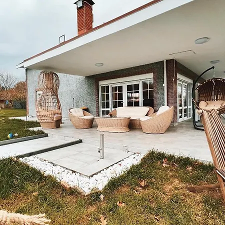 Private With Heated Special Pool & Huge Sheltered Garden In 4*